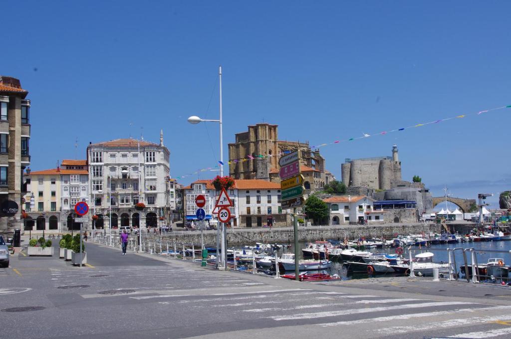 Pension "La Marina" Castro Urdiales Eksteriør billede
